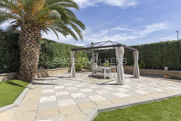 Foto 2 de Venta de chalet en Las Conejeras - Esparragal de 4 habitaciones con terraza y piscina