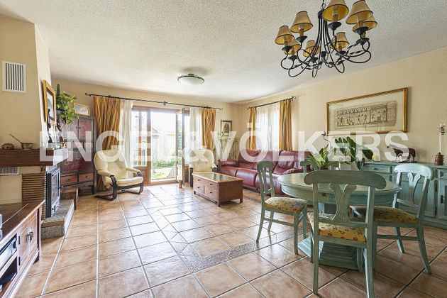 Foto 1 de Chalet en venta en Becerril de la Sierra de 5 habitaciones con terraza y piscina