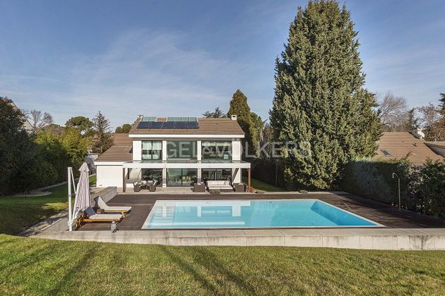 Foto 1 de Chalet en venta en Monteclaro de 4 habitaciones con terraza y piscina