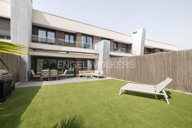 Foto 2 de Casa adossada en venda a Parque Boadilla de 5 habitacions amb terrassa i piscina