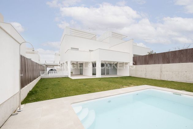 Foto 1 de Alquiler de casa adosada en Valdemarín de 3 habitaciones con terraza y piscina