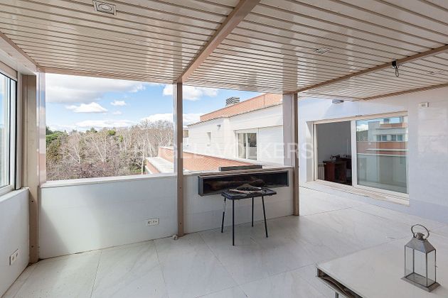 Foto 2 de Àtic en venda a Alameda de Osuna de 2 habitacions amb terrassa i garatge