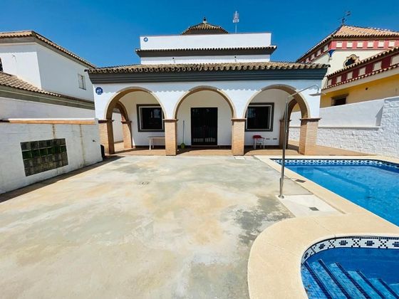 Foto 2 de Venta de chalet en Aznalcázar de 4 habitaciones con terraza y piscina