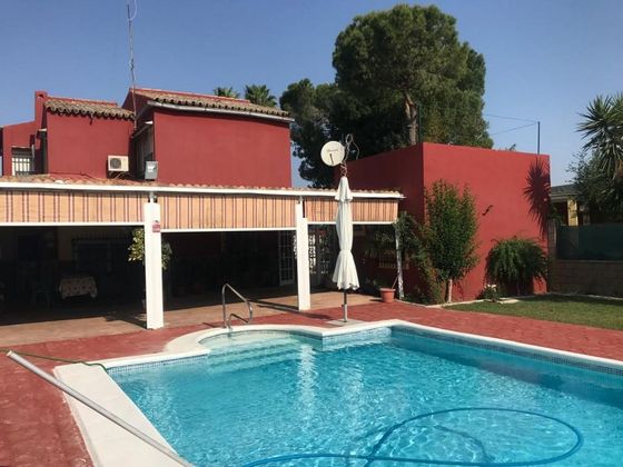 Foto 1 de Venta de chalet en Salteras de 4 habitaciones con terraza y piscina