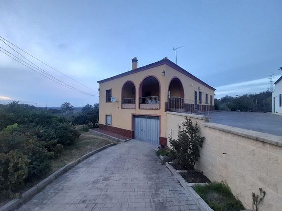 Foto 1 de Venta de chalet en Sanlúcar la Mayor de 4 habitaciones con terraza y jardín