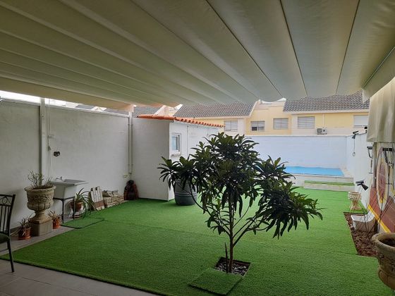Foto 1 de Casa adosada en venta en Huévar del Aljarafe de 3 habitaciones con terraza y piscina