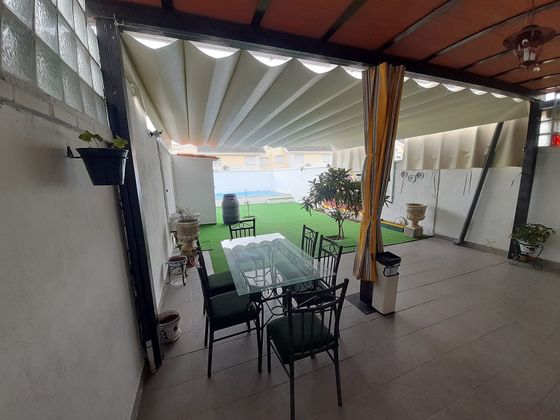 Foto 2 de Casa adossada en venda a Huévar del Aljarafe de 3 habitacions amb terrassa i piscina