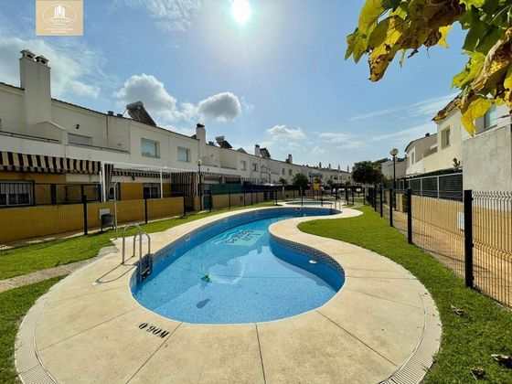 Foto 1 de Casa en venta en calle Averroes de 4 habitaciones con terraza y piscina