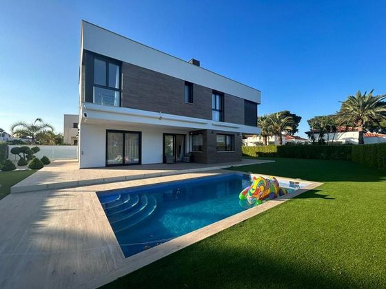 Foto 1 de Chalet en venta en calle Galileu Con Sant Sebastiá de 4 habitaciones con terraza y piscina