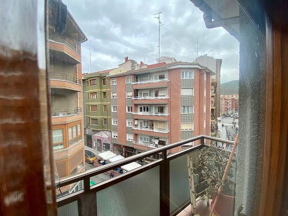 Foto 2 de Venta de piso en Basauri de 3 habitaciones con terraza y balcón