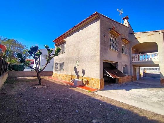 Foto 2 de Xalet en venda a Oliva Playa de 6 habitacions amb terrassa i piscina