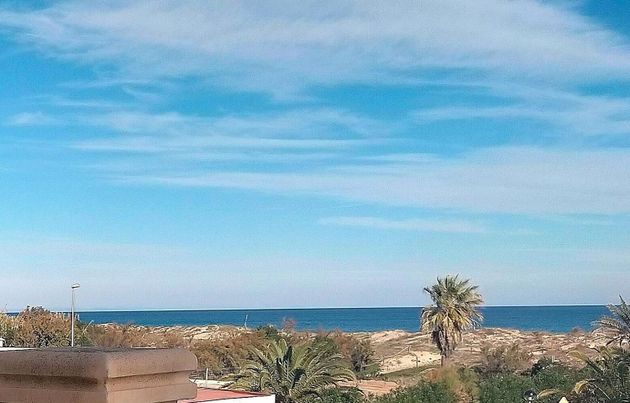 Foto 2 de Xalet en venda a Oliva Playa de 4 habitacions amb terrassa i piscina