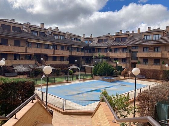 Foto 1 de Venta de piso en Brunete de 3 habitaciones con terraza y piscina
