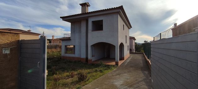 Foto 2 de Chalet en venta en Puigventós de 4 habitaciones con terraza y piscina