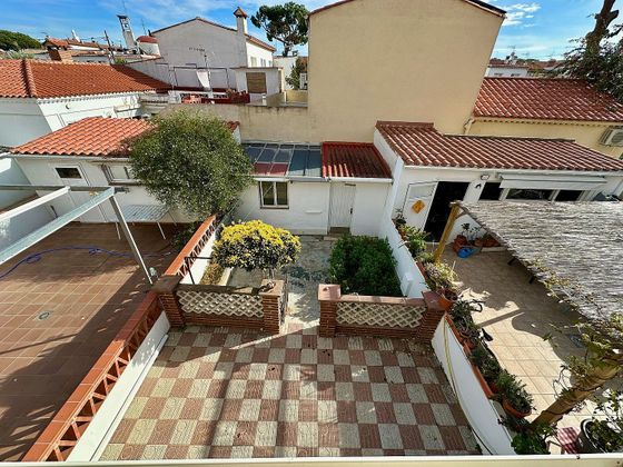 Foto 2 de Casa adossada en venda a Els Pins de 4 habitacions amb terrassa i jardí