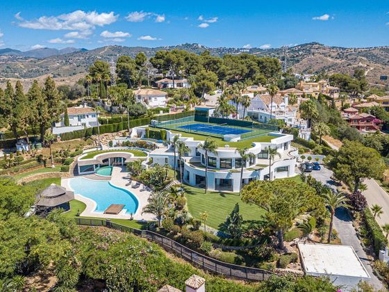 Foto 2 de Venta de chalet en Cabo Pino - Reserva de Marbella de 7 habitaciones con terraza y piscina