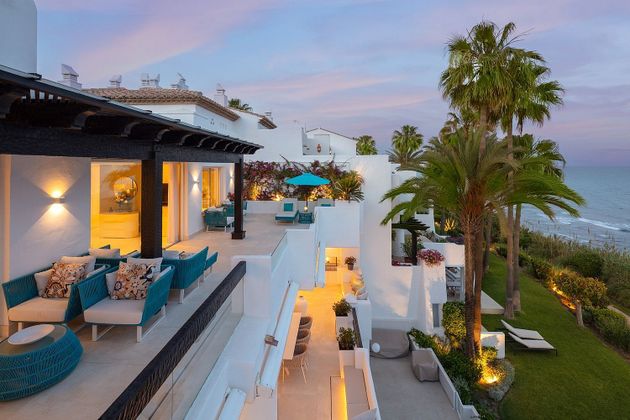 Foto 1 de Dúplex en venda a Lomas de Marbella Club - Puente Romano de 6 habitacions amb terrassa i piscina