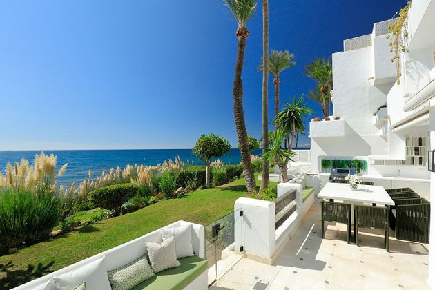 Foto 1 de Venta de piso en Lomas de Marbella Club - Puente Romano de 3 habitaciones con terraza y piscina
