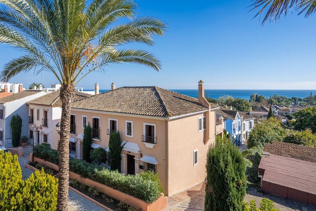 Foto 1 de Casa adossada en venda a Lomas de Marbella Club - Puente Romano de 4 habitacions amb terrassa i piscina