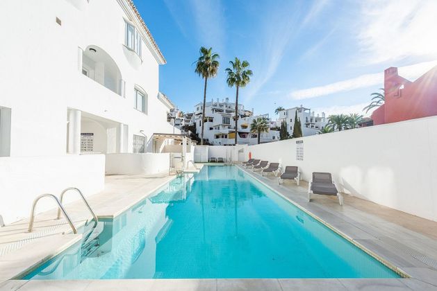Foto 1 de Àtic en venda a Nueva Andalucía centro de 2 habitacions amb terrassa i piscina