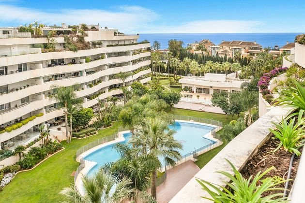 Foto 1 de Àtic en venda a Puerto Banús de 4 habitacions amb terrassa i piscina