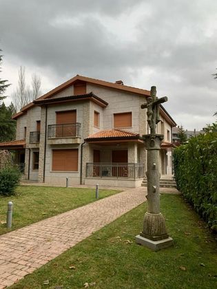 Foto 1 de Casa adossada en venda a paseo La Cantera de 7 habitacions amb terrassa i garatge