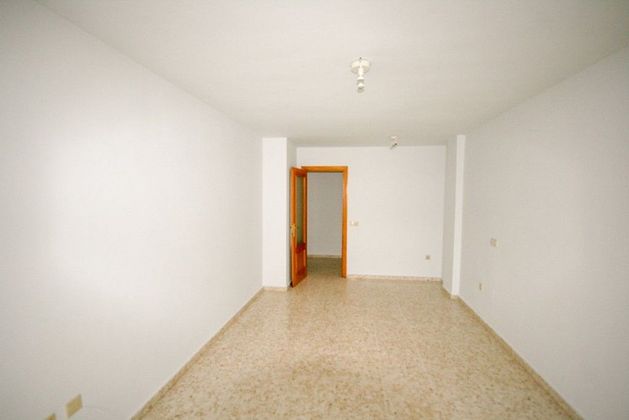 Foto 2 de Venta de piso en Coín de 2 habitaciones con terraza y ascensor