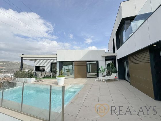 Foto 1 de Xalet en venda a Cervelló de 7 habitacions amb terrassa i piscina