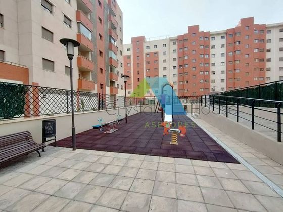 Foto 2 de Venta de piso en Martín Carpena - Torre del Río de 3 habitaciones con piscina y garaje