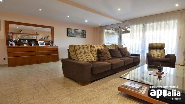 Foto 2 de Casa adossada en venda a Centre - Castellar del Vallès de 4 habitacions amb terrassa i piscina