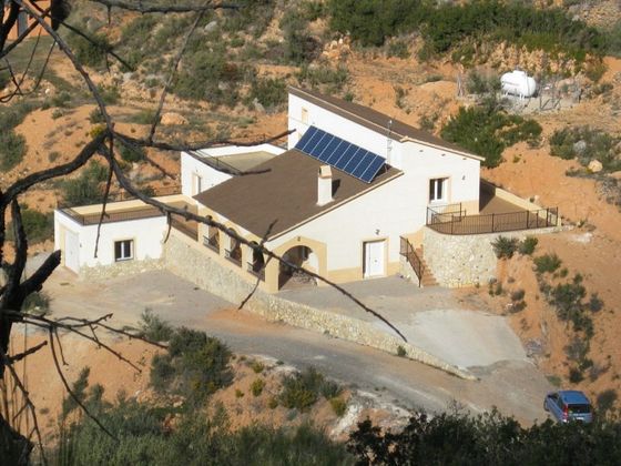 Foto 2 de Casa en venda a Teresa de Cofrentes de 4 habitacions amb terrassa i garatge