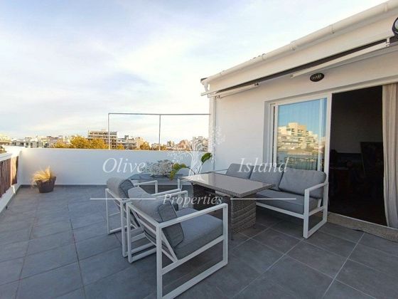 Foto 1 de Ático en venta en calle Del Comte D'empúries de 1 habitación con terraza y aire acondicionado