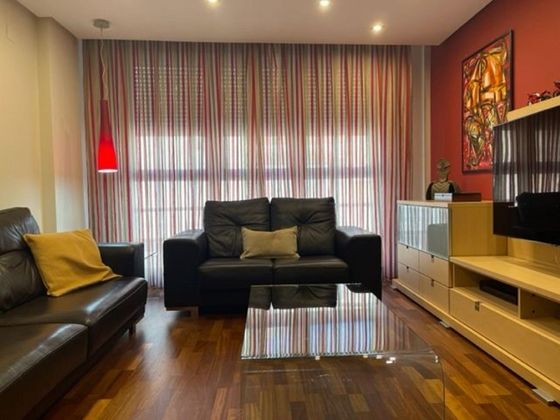 Foto 2 de Casa adossada en venda a Centro - Villarreal de 4 habitacions amb terrassa i garatge