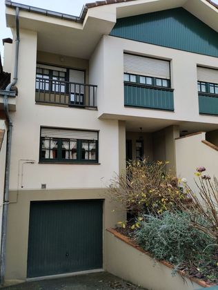 Foto 2 de Casa adosada en venta en calle Acacias de 4 habitaciones con terraza y piscina