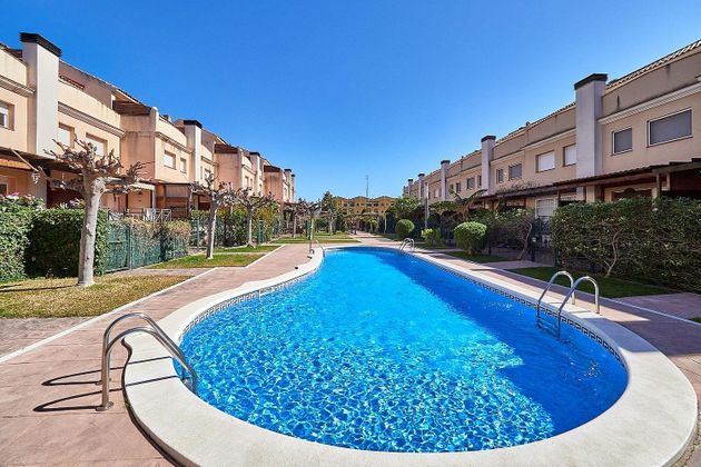 Foto 2 de Venta de casa en Bonavista de 4 habitaciones con terraza y piscina