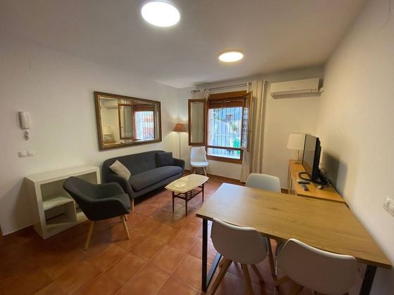 Foto 1 de Pis en lloguer a Casco Antiguo - Santa Cruz de 2 habitacions amb mobles i aire acondicionat