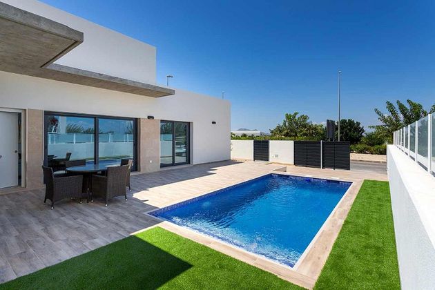 Foto 1 de Chalet en venta en Daya Nueva de 3 habitaciones con terraza y piscina