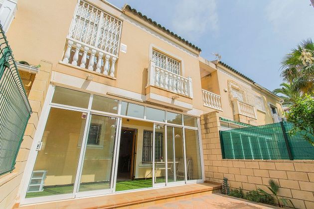Foto 1 de Casa en venta en Nueva Torrevieja - Aguas Nuevas de 3 habitaciones con terraza y piscina