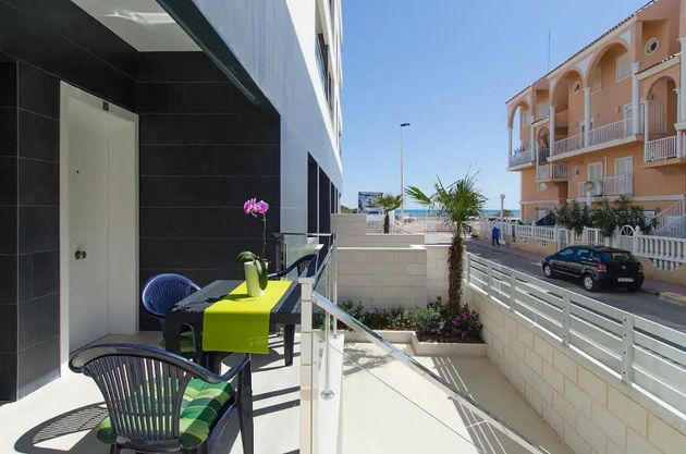 Foto 1 de Venta de piso en Torrelamata - La Mata de 2 habitaciones con terraza y piscina