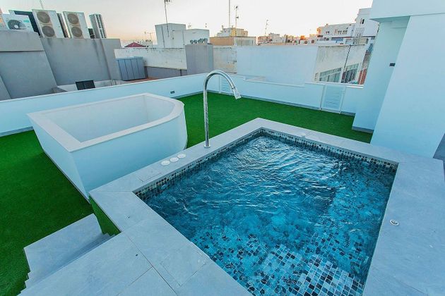 Foto 2 de Pis en venda a Centro - Torrevieja de 3 habitacions amb terrassa i piscina