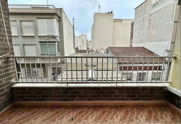 Foto 2 de Pis en venda a Centro - Torrevieja de 4 habitacions amb terrassa i aire acondicionat