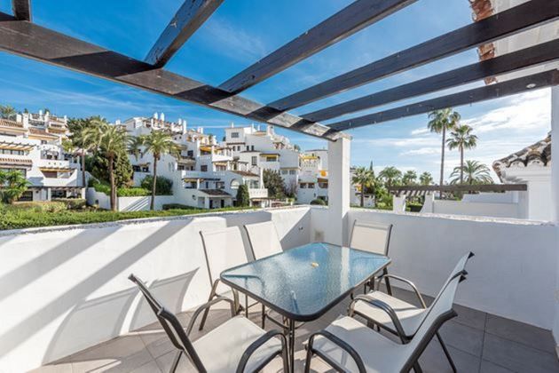 Foto 2 de Piso en venta en calle Nueva Andalucía de 2 habitaciones con terraza y piscina