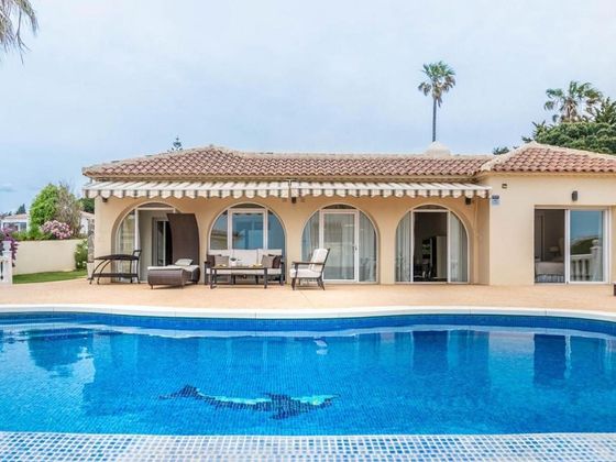 Foto 1 de Chalet en alquiler en El Faro de Calaburra - Chaparral de 4 habitaciones con terraza y piscina