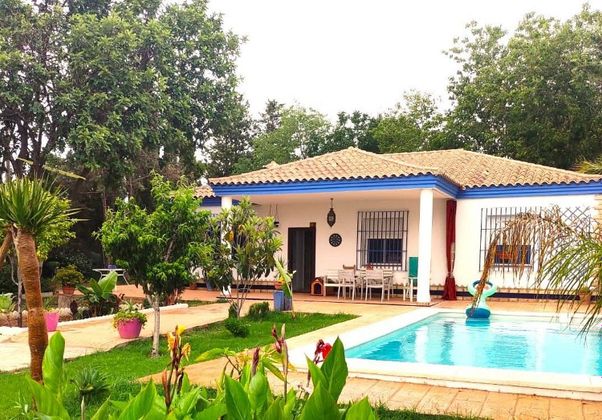 Foto 1 de Casa rural en venda a Coria del Río de 3 habitacions amb piscina i jardí