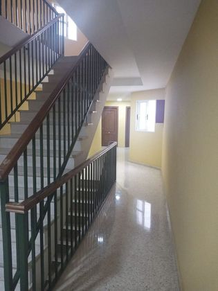 Foto 2 de Venta de piso en calle Oscar Arias de 3 habitaciones con balcón y aire acondicionado