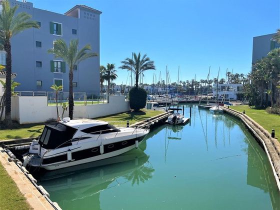 Foto 1 de Àtic en venda a Puerto de Sotogrande-La Marina de 2 habitacions amb terrassa i piscina