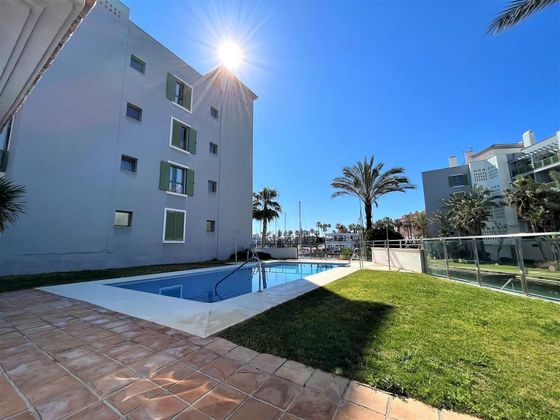 Foto 2 de Àtic en venda a Puerto de Sotogrande-La Marina de 2 habitacions amb terrassa i piscina