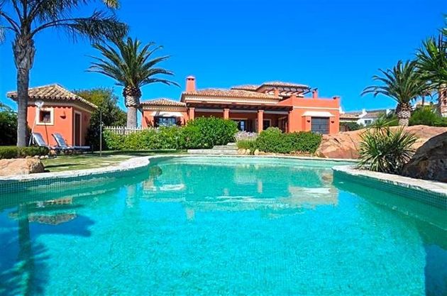 Foto 1 de Casa en venda a La Duquesa de 4 habitacions amb terrassa i piscina