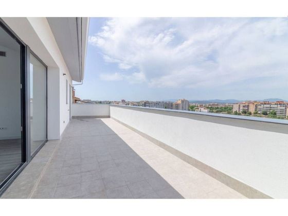 Foto 2 de Àtic en venda a Eixample Nord – La Devesa de 2 habitacions amb terrassa i aire acondicionat