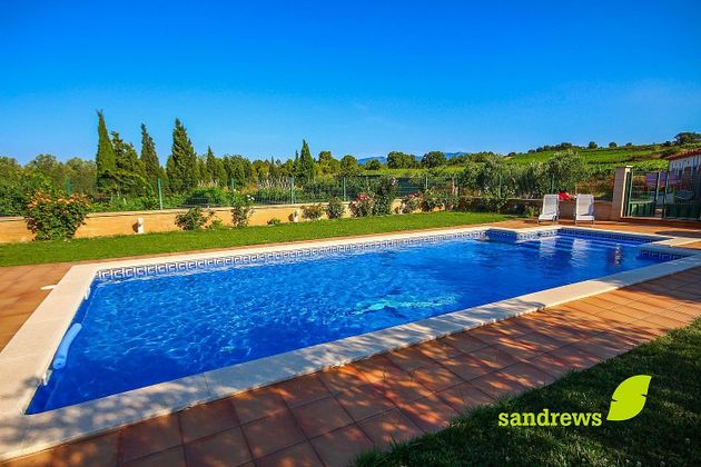 Foto 1 de Venta de casa en Garriguella de 4 habitaciones con terraza y piscina